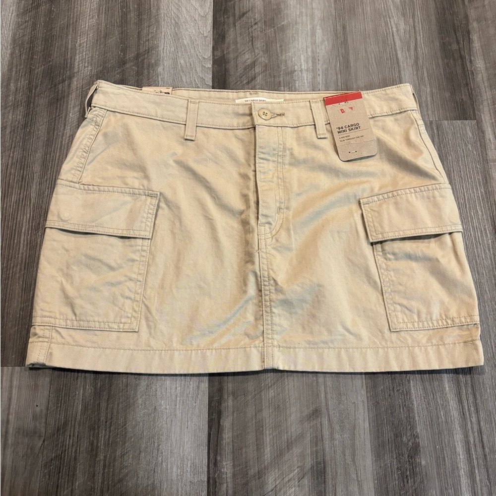 NWT Levi's '94 Cargo Mini Skirt in a Khaki Color - Size 30
